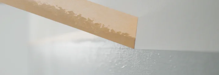 Klebeband an Wandkante